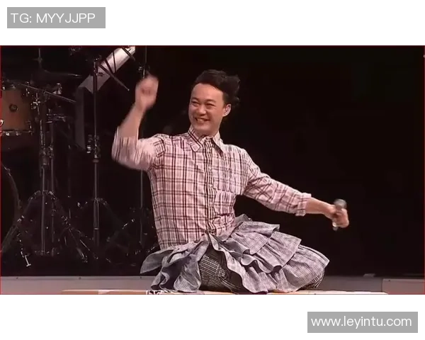 足球明星挑战踢瓶子视频引发热议展现惊人技巧与幽默风采